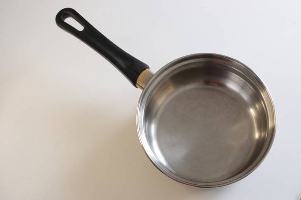 leere küchenutensilien auf weißem hintergrund - pan frying pan fried saucepan stock-fotos und bilder