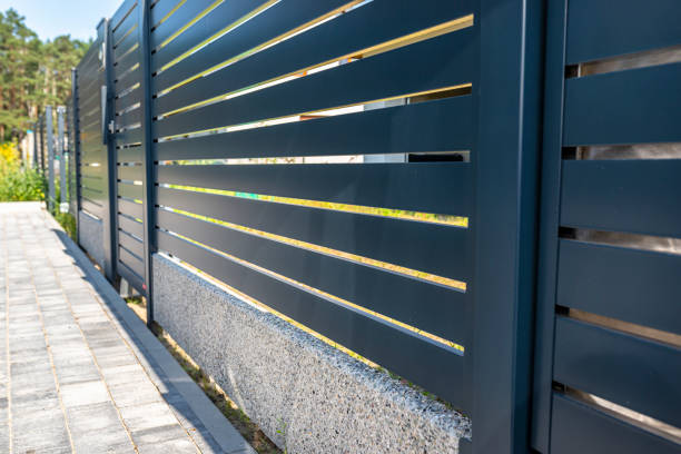 modern panel fencing in anthracite color, visible spans and a wicket, forest in the background. - wicket imagens e fotografias de stock