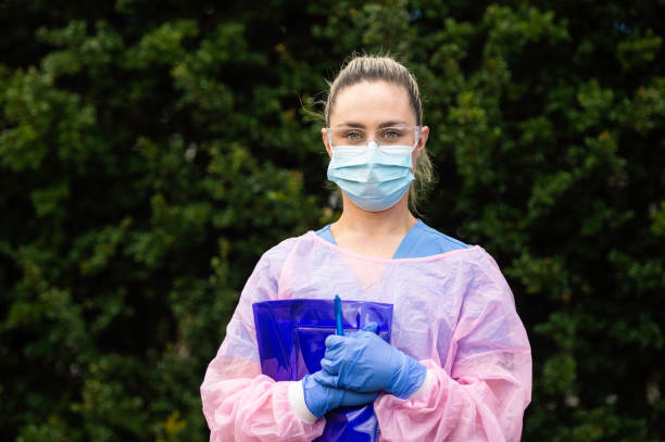 ritratto di infermiera che indossa indumenti da lavoro protettivi all'aperto - scrub brush immagine foto e immagini stock