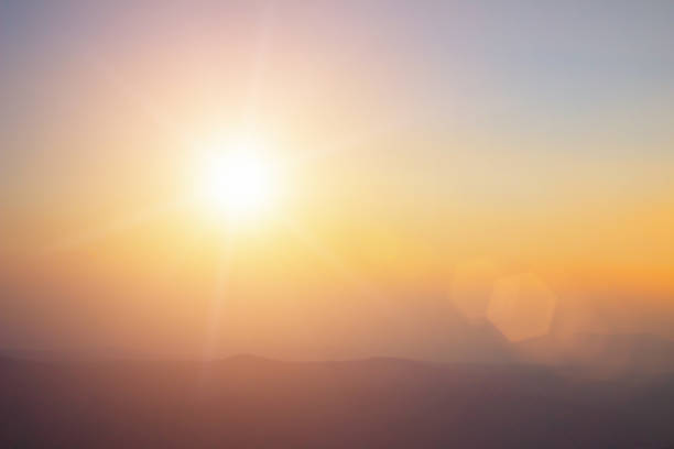 natürlicher hintergrund verwischen warme farben und helles sonnenlicht. bokeh oder weihnachten hintergrund green energy am himmel sonnige farbe orange licht muster schlicht abstrakte fackel abendwolken verschwimmen. - unbemanntes raumschiff stock-fotos und bilder