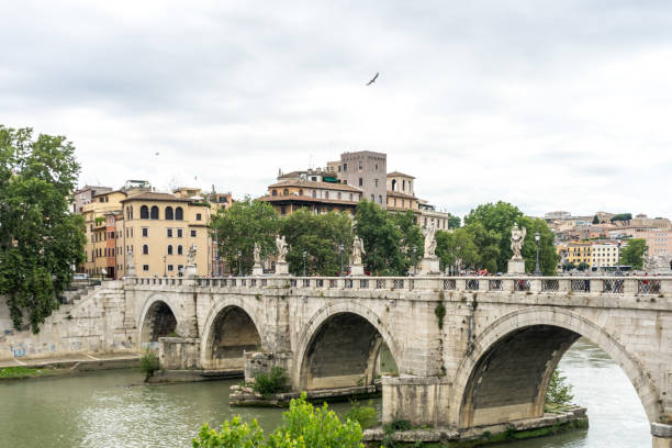 italien, rom,ponte sant'angelo, einst die aelian-brücke oder pons aelius am tiber - aelian bridge stock-fotos und bilder