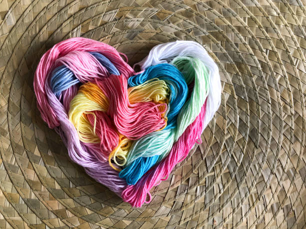 ハートの形の多色糸 - nobody wool multi colored love ストックフォトと画像