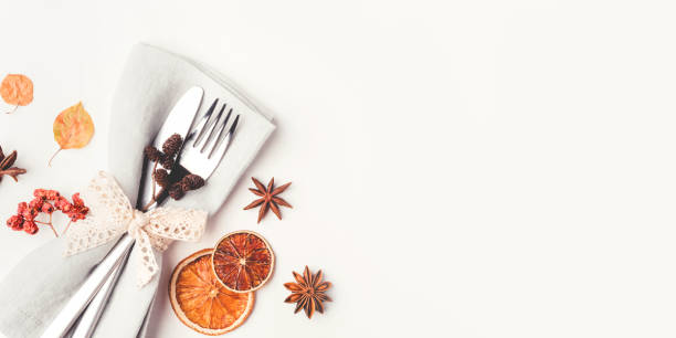 fondo otoñal de acción de gracias decorado con hojas de otoño, bayas y especias. - thanksgiving table setting autumn fotografías e imágenes de stock