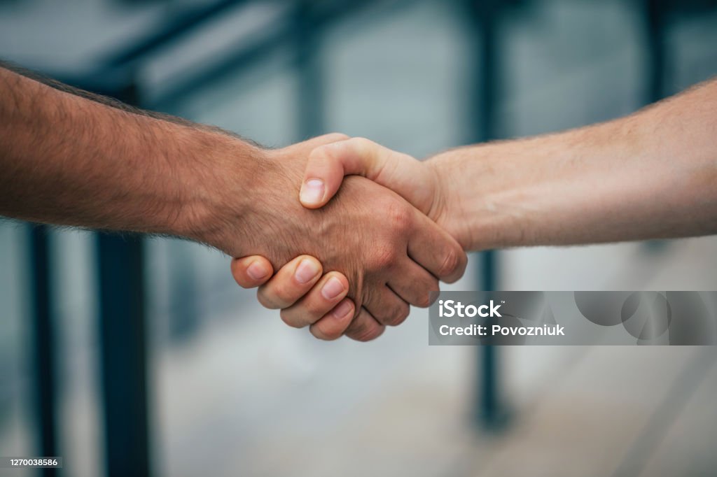 Seitenansicht Foto von zwei Herren Handshake im Freien - Lizenzfrei Abmachung Stock-Foto Seitenansicht Foto von zwei Herren Handshake im Freien - Lizenzfrei Abmachung Stock-Foto