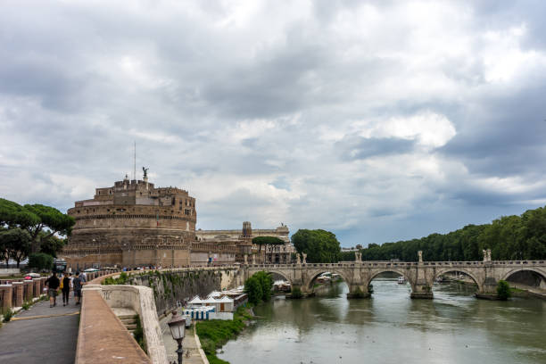 ponte sant'angelo, kiedyś most liparyjski lub pons aelius nad tybrem - aelian bridge zdjęcia i obrazy z banku zdjęć