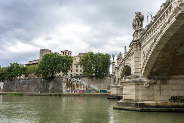 ponte sant'angelo, einst die aelian-brücke oder pons aelius am tiber - aelian bridge stock-fotos und bilder