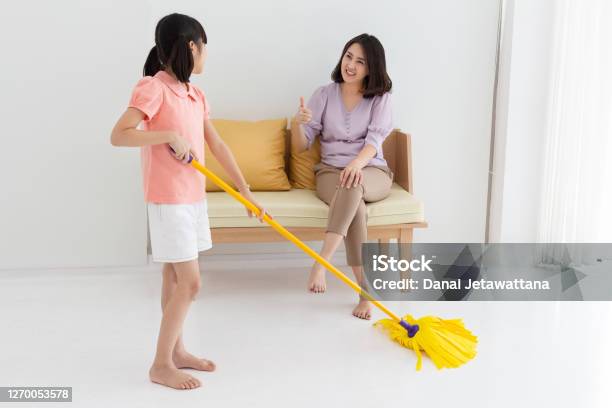 Cô Gái Trẻ Châu Á Hoặc Con Gái Lau Nhà Và Giúp Mẹ Làm Việc Nhà