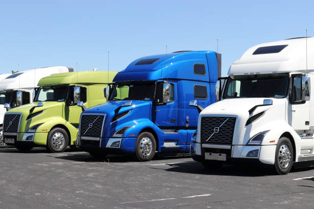 volvo semi tractor trailer trucks in vendita. volvo è uno dei maggiori produttori di camion. - cabover foto e immagini stock