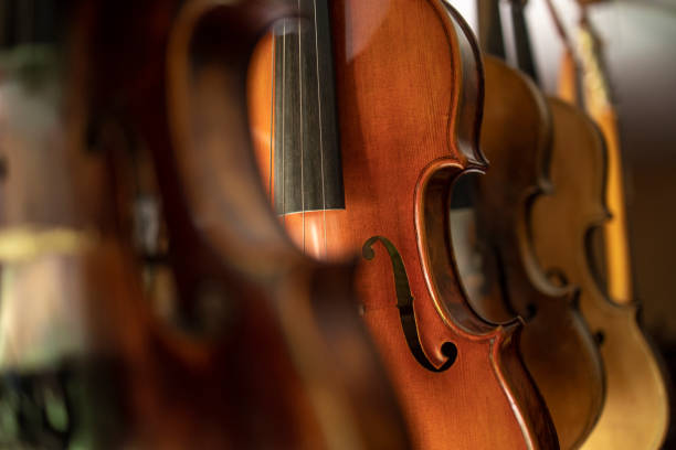крупным планом вид скрипки музыкальный инструмент. - cello стоковые фото и изображения