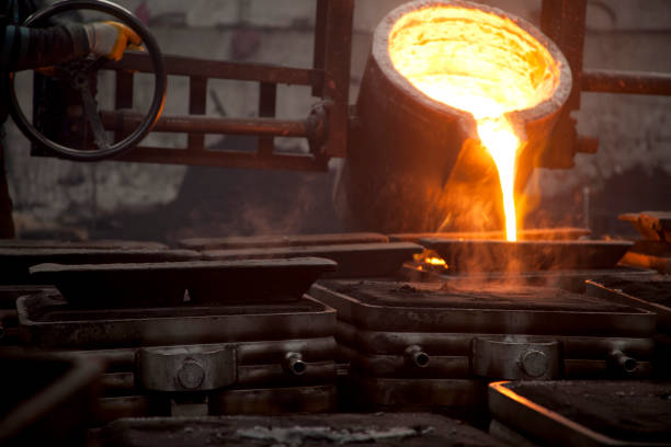 industria de acero fundido líquido.  fundición, fusión, moldeo y fundición. - foundry industry iron melting fotografías e imágenes de stock