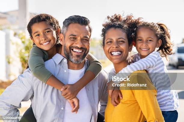Multiethnische Eltern Geben Kindern Huckepackfahrt Stockfoto und mehr Bilder von Familie