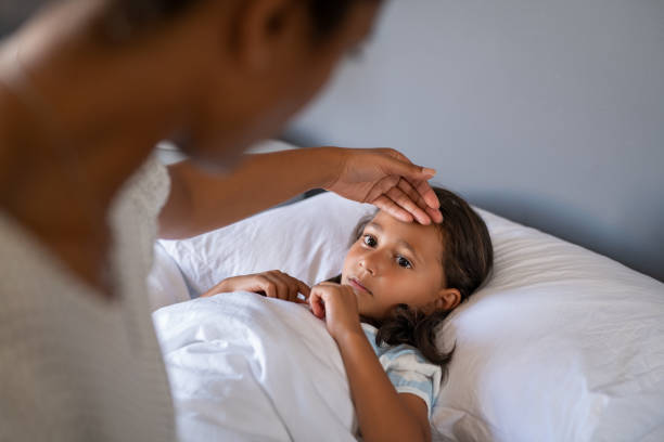 zaniepokojona matka sprawdza temperaturę córki - daughter distraught little girls worried zdjęcia i obrazy z banku zdjęć