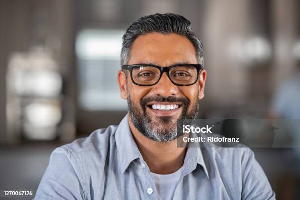 Hombre Indio Sonriente Mirando A La Cámara Foto de stock y más banco de imágenes de Hombres - Hombres, Retrato, Sonreír