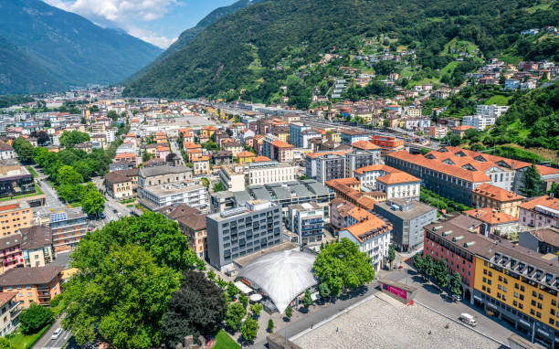 powietrzny pejzaż miasta bellinzona w ticino kantonu szwajcaria - ticino canton obrazy zdjęcia i obrazy z banku zdjęć