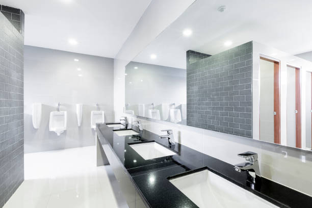 interior público de baño con lavabo grifo alineado diseño moderno. - bathroom contemporary office sparse fotografías e imágenes de stock
