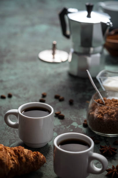 caffè espresso due tazze colazione con latte croissant e zucchero - morning coffee coffee cup two objects foto e immagini stock