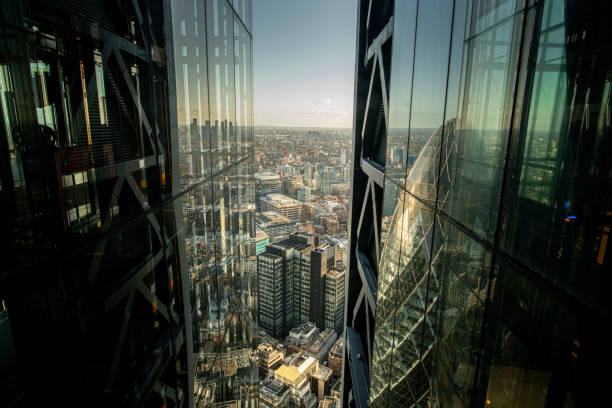 Open elevator shaft design View over the City of London Financial District and The Gherkin from high up outdoor elevator stock pictures, royalty-free photos & images