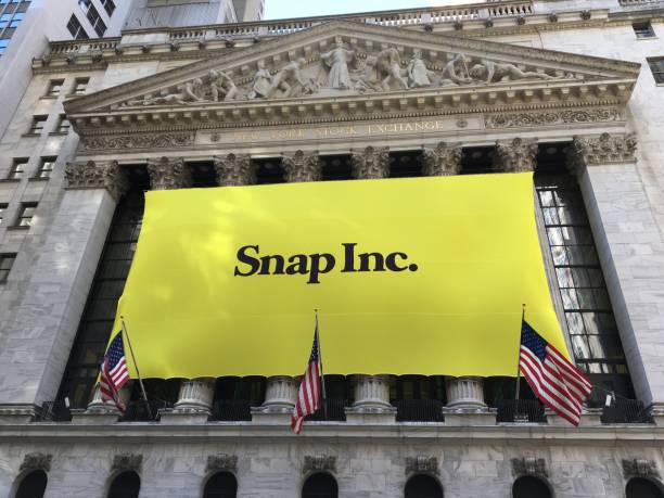 snapchat's snap inc. makes ipo debut on the new york stock exchange. investors flocked to initial public offering, pushing valuation of nearly $24 billion. - flocked imagens e fotografias de stock