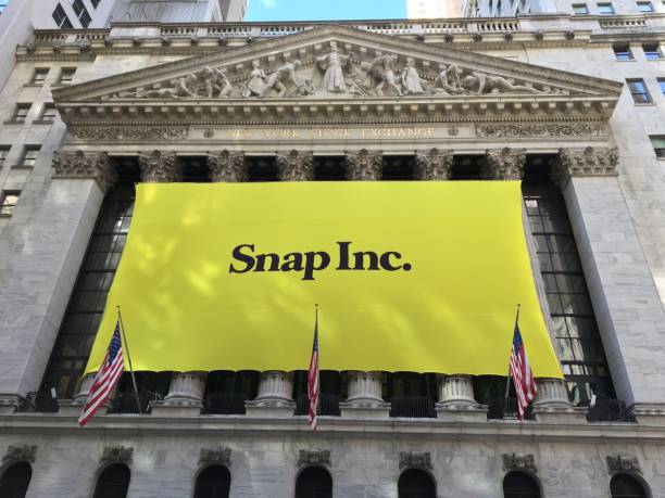 snap inc. de snapchat hace debut en la opi en la bolsa de nueva york. los inversionistas acudieron a la oferta pública inicial, impulsando una valoración de casi 24.000 millones de dólares. - flocked fotografías e imágenes de stock