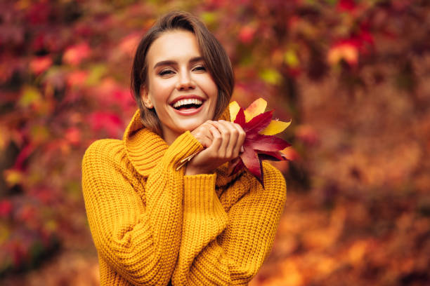 autumn photo of a beautiful girl - nature forest clothing smiling imagens e fotografias de stock