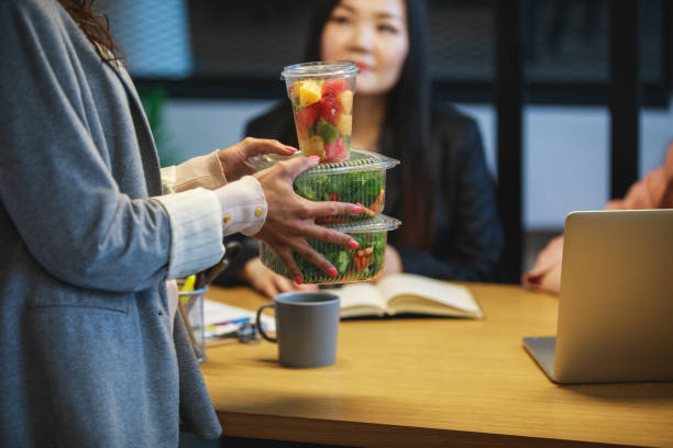 この勤勉な女性のための最も健康的なメニュー - two people business lunch multi ethnic group meeting ストックフォトと画像