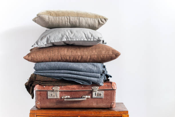 ヴィンテージ古代スーツケース枕プレイドスタックタワー - pillow bedroom bed rural scene ストックフォトと画像