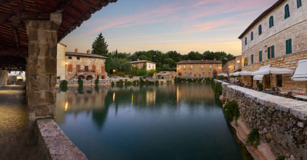 thermal bath town of bagno vignoni, italy during sunrise - vignoni imagens e fotografias de stock