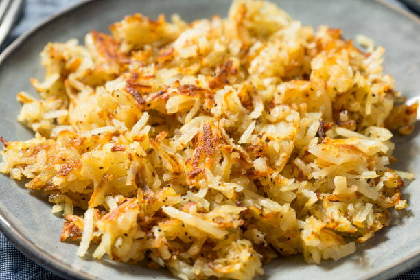 hashbrown e uova triturati fritti fatti in casa - hash brown foto e immagini stock