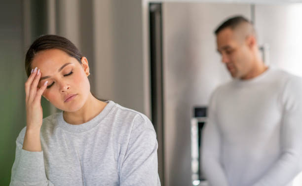 pareja que tiene una disputa en la cocina - couple therapy alternative therapy relationship difficulties fotografías e imágenes de stock