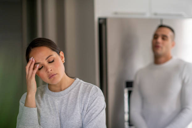 pareja que tiene una disputa en la cocina - couple therapy alternative therapy relationship difficulties fotografías e imágenes de stock