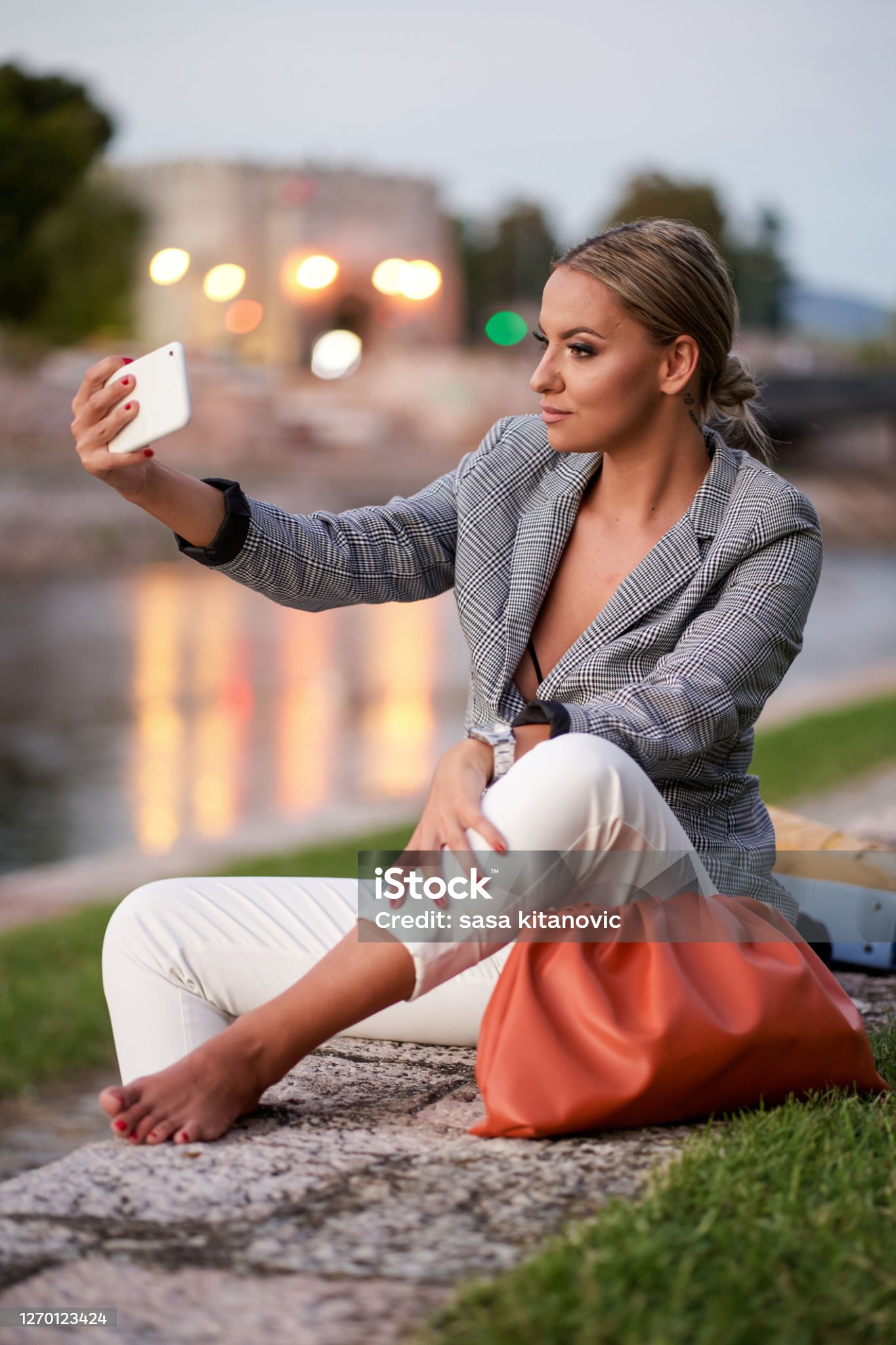 https://media.istockphoto.com/id/1270123424/photo/blonde-woman-taking-a-selfie.jpg?s=2048x2048&amp;w=is&amp;k=20&amp;c=Vt5dxSIlrLklL0eoPRxeRpeCcfUuj7oPe_s3uhuVQQg=