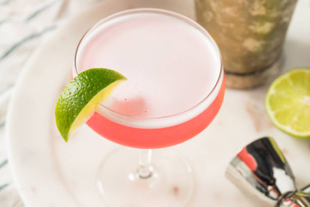 refreshing cold pink cosmopolitan cocktail - cosmopolitan imagens e fotografias de stock