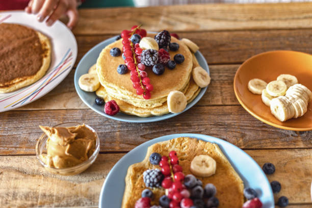식탁에 과일을 곁들인 아메리칸 팬케이크, 클로즈업 - pancake ready to eat equipment fruit 뉴스 사진 이미지