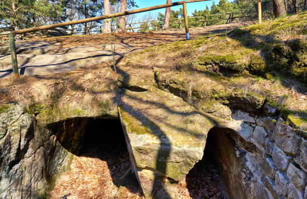 entrada a las rocas en el regensteinm-hle en blankenburg en el paisaje de la roca de arenisca. parque nacional harz. sajonia-anhalt, alemania - regenstein fotografías e imágenes de stock