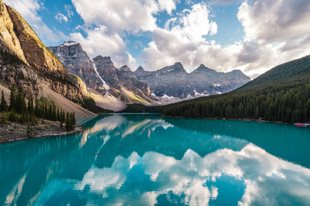 lago moraine al tramonto nel parco nazionale di banff, alberta, canada - canadian culture landscape mountain range mountain foto e immagini stock