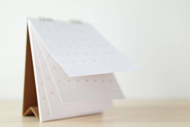 arkusz przerzucania strony kalendarza na stole drewnianym w tle koncepcja spotkania planowania terminów planowania planowania - today tomorrow yesterday time zdjęcia i obrazy z banku zdjęć