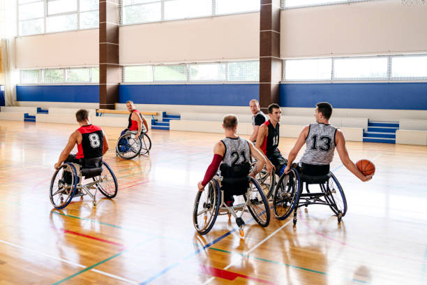 giocatori di basket in carrozzina che competono nel gioco di allenamento - basket su sedia a rotelle foto e immagini stock