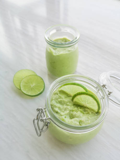 mousse di lime di avocado fatta in casa, dessert vegano - leek green raw food foto e immagini stock