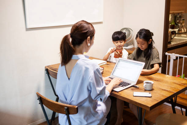 istock Mother and children facing the table 1270172203