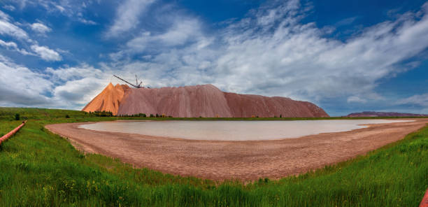 estrazione e estrazione di sali di potassio e magnesio. grande macchina per escavatori e enormi montagne di minerali di scarto nell'estrazione del potassio. bielorussia, soligorsk. - drag line foto e immagini stock