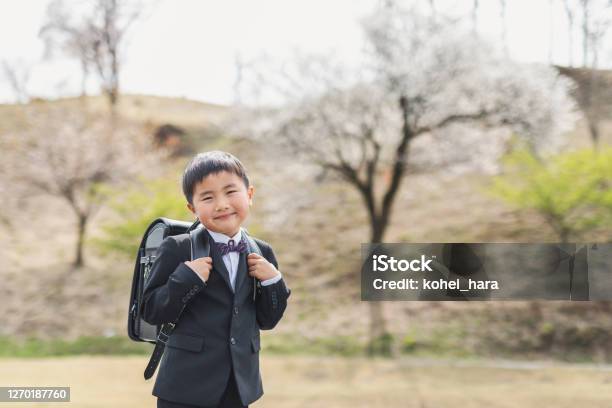 屋外でランドセルを持つ日本人男子小学生の肖像