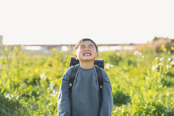 屋外でランドセルを持つ日本人男子小学生の肖像 - 小学生 ストックフォトと画像