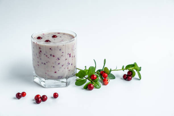 milchshake mit frischen beeren, auf weißem hintergrund. beeren-smoothie. gesunde ernährung, entgiftung oder diät-konzept. weicher fokus - healthy lifestyle cranberry healthy eating milk shake stock-fotos und bilder