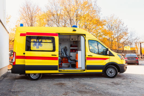 ambulanza con una porta aperta - vehicle door flash foto e immagini stock