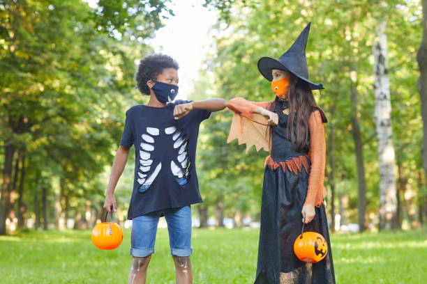 amigos jugando en el parque - witchs hat costume witch holidays and celebrations fotografías e imágenes de stock