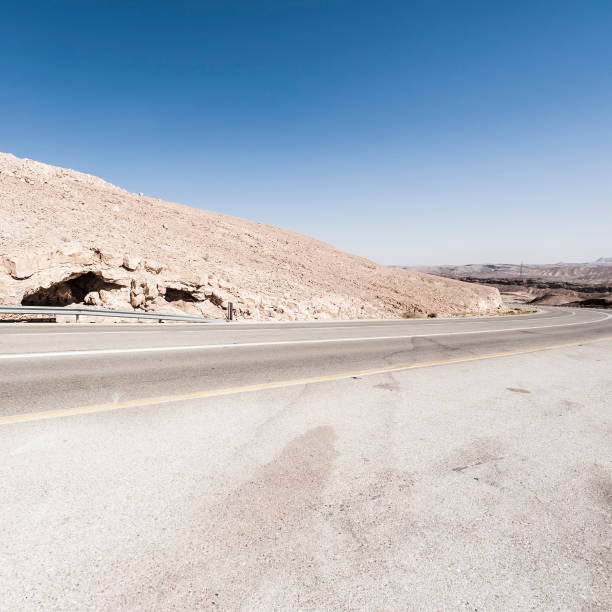 strada dal nulla al nulla - east middle road desert foto e immagini stock