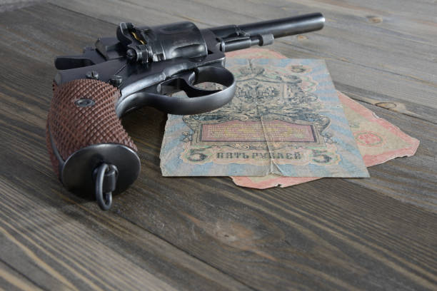 istock Revolver and money 1909 1270198024