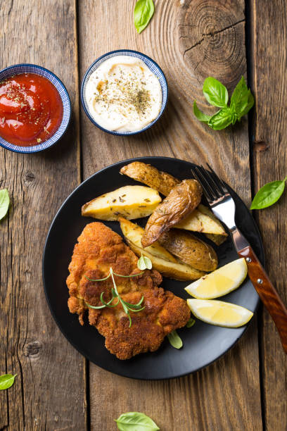 cotoletta weiner tedesca impanato in casa con patate e limone - weiner schnitzel foto e immagini stock