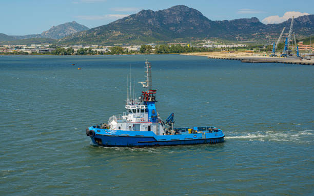 łódź pilotowa w obszarze wodnym portu olbia, sardynia. włochy - piloting commercial dock harbor industrial ship zdjęcia i obrazy z banku zdjęć