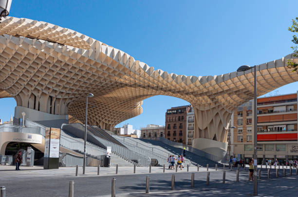 edificio metropol parasol parasol en sevilla, españa- diseño por j. mayer h. architects. - catedral de la encarnacion fotografías e imágenes de stock